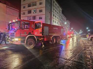 UPDATE - Incendiu într-un bloc din judeţul Sibiu / Din imobil s-au autoevacuat aproximativ 30 de persoane / Doi bărbaţi şi o femeie, intoxicaţi cu fum, transportaţi la spital
