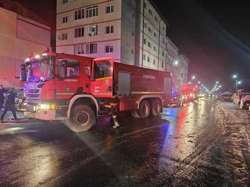 UPDATE - Incendiu într-un bloc din judeţul Sibiu / Din imobil s-au autoevacuat aproximativ 30 de persoane / Doi bărbaţi şi o femeie, intoxicaţi cu fum, transportaţi la spital 