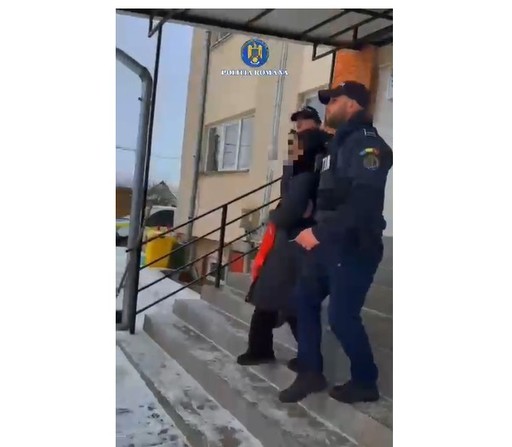 Tânără reţinută pentru înşelăciune, după ce a comandat haine online, a refuzat că le plătească, pe motiv că nu i se potrivesc, dar a refuzat şi să le restituie - FOTO, VIDEO
