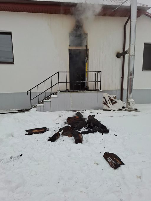 Mureş: Incendiu la căminul cultural din localitatea Pietriş - FOTO

