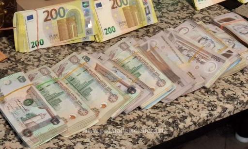 Bijuterii, ceasuri şi sume de bani, în valoare totală de 3 milioane euro, descoperite la Aeroportul ”Henri Coandă” în bagajele a două femei care veneau din Dubai