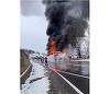 Mureş: Un autocar în care se aflau aproape 50 de persoane a luat foc. Nu sunt victime. Pasagerii, transferaţi cu ajutorul autorităţilor - FOTO, VIDEO
