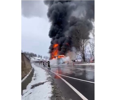 Mureş: Un autocar în care se aflau aproape 50 de persoane a luat foc. Nu sunt victime. Pasagerii, transferaţi cu ajutorul autorităţilor - FOTO, VIDEO