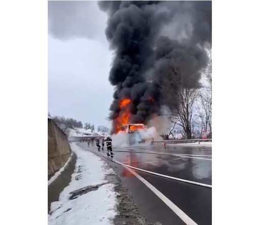 Mureş: Un autocar în care se aflau aproape 50 de persoane a luat foc. Nu sunt victime. Pasagerii, transferaţi cu ajutorul autorităţilor - FOTO, VIDEO
