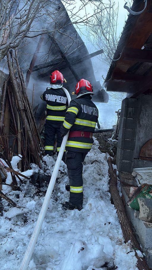 Alba: Incendiu la o cabană, în comuna Vinţu de Jos. Este a doilea astfel de incident produs în ultimele ore, în judeţ
