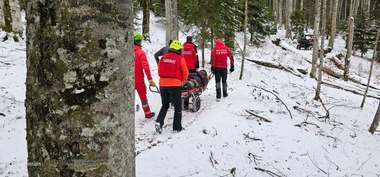 Salvamont Prahova: Intervenţie pentru salvarea unui turist ce a suferit multiple traumatisme după ce a căzut cu ATV-ul într-o râpă din Munţii Baiului