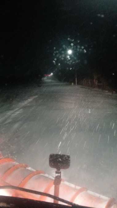 Constanţa: Opt autoturisme au rămas înzăpezite în cursul nopţii / Circulaţia se desfăşoară în condiţii de iarnă - FOTO