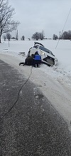 Cluj: Autoturism în care se afla o familie cu doi copii, scos cu ajutorul jandarmilor dintr-un şanţ în care derapase - FOTO
