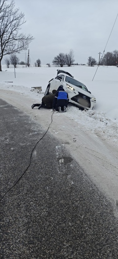 Cluj: Autoturism în care se afla o familie cu doi copii, scos cu ajutorul jandarmilor dintr-un şanţ în care derapase - FOTO