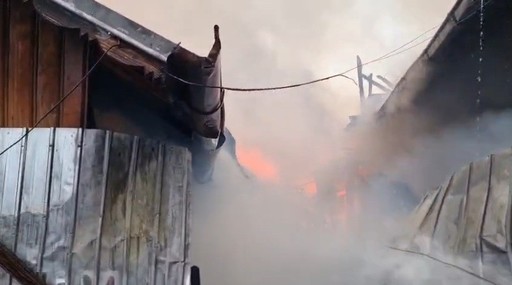 Prahova: Incendiu puternic la o locuinţă din satul Homorâciu / Focul s-a extins rapid, pe 400 de metri pătraţi, în gospodărie fiind depozitat mult lemn

