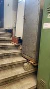 UPDATE - Sindicatul Europol reclamă o ”bombă cu ceas” la Brigada Rutieră Bucureşti, unde mai multe dulapuri şi fişete sunt depozitate pe scări şi holuri, fiind stabilizate cu bolovani sau bucăţi de lemn - FOTO/ Precizările Poliţiei Capitalei