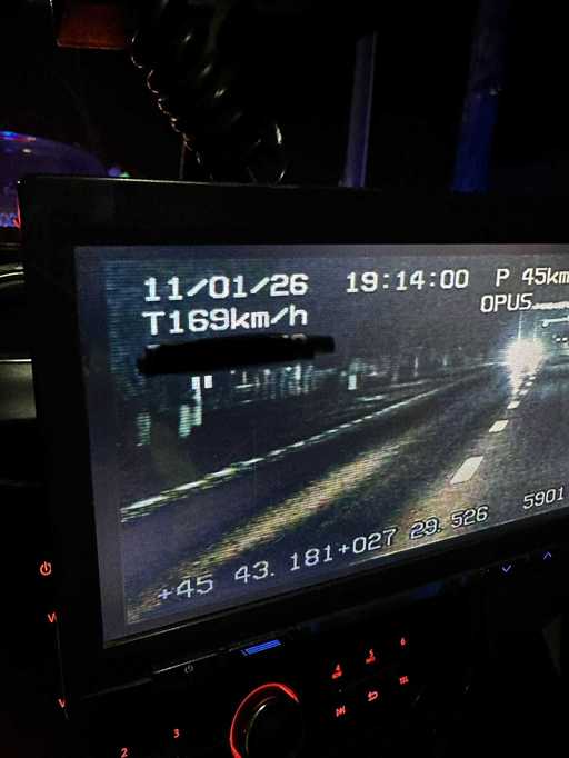 Galaţi: Tânăr de 26 de ani, prins când circula cu 169 km/h în localitate, pentru a doua oară în ultimele şase luni / I s-a reţinut ppermisul, dar a doua zi a fost din nou depistat la volan / Este cercetat penal

