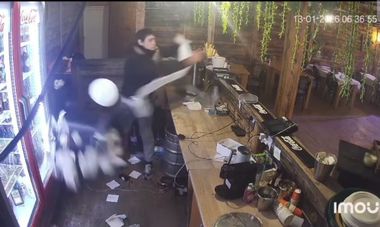 Timiş: Un tânăr, posibil aflat sub influenţa substanţelor intersize, a distrus mai multe bunuri dintr-un local – VIDEO