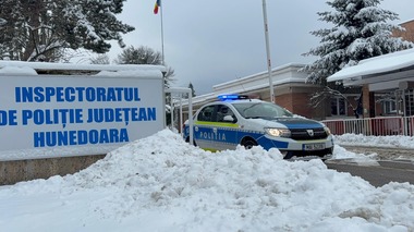 Circulaţie îngreunată din cauza vremii în judeţul Hunedoara - Pe A1 un TIR nu poate urca o pantă / 7 autocamioane oprite între Brad şi Deva