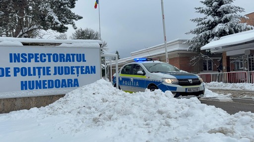Circulaţie îngreunată din cauza vremii în judeţul Hunedoara - Pe A1 un TIR nu poate urca o pantă / 7 autocamioane oprite între Brad şi Deva - VIDEO
