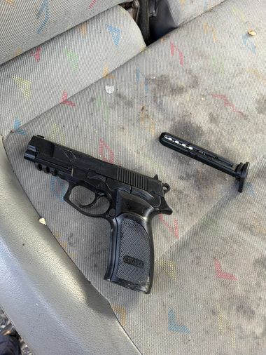 Conflict în trafic, în Bucureşti, oprit de un echipaj de jandarmi/ Doi şoferi care se ameninţau reciproc cu un pistol şi un cuţit, imobilizaţi şi duşi la Poliţie