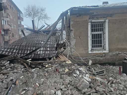 Explozie la Poliţia Lugoj: Deflagraţia, la Biroul Cazier, în interior fiind un angajat, care a fost rănit / A fost afectată şi clădirea Poliţiei Rutiere, şeful acestei structuri suferind arsuri / 2 maşini şi geamurile de la 5 apartamente, avariate