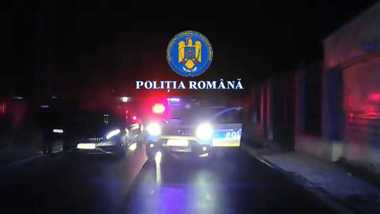 Un şofer de 19 ani a fost urmărit pe mai multe străzi din Craiova şi pentru a scăpa de poliţişti a circulat pe contrasens şi a trecut pe culoarea roşie a semaforului / El a fost amendat cu 10.000 de lei şi a rămas fără permis timp de aproape un an