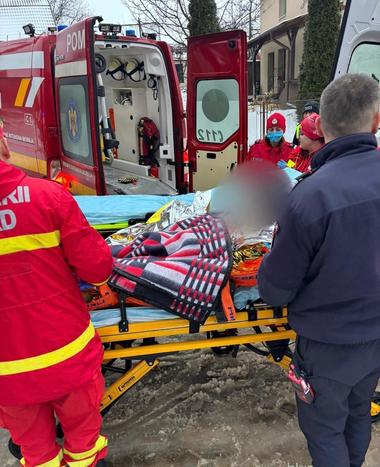 Covasna: Doi bărbaţi, transportaţi la spital cu arsuri după ce au aruncat benzină într-o sobă în care era jar