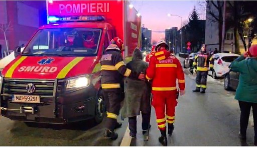 UPDATE - Două persoane au fost rănite în urma unei explozii produse într-un bloc din Alba Iulia / 20 de persoane au fost evacuate/ Pompierii au salvat şi câinele proprietarului, ascuns printre dărâmături - FOTO