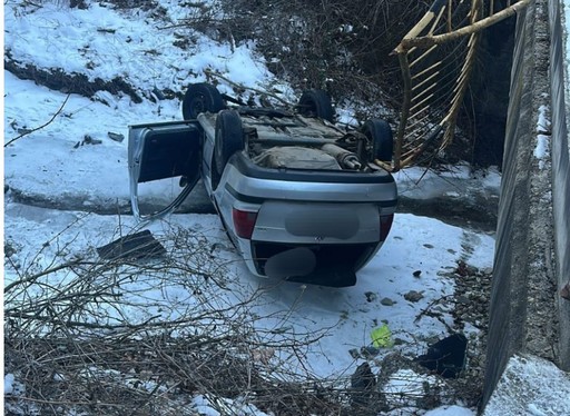 Neamţ: O maşină a căzut în albia Pârâului Doamnei / Cele patru persoane aflate în autoturim au ieşit din vehicul până la sosirea echipelor de intervenţie - FOTO
