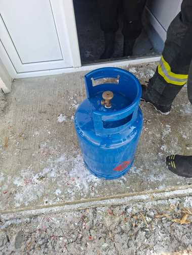 Vâlcea - Doi bărbaţi au suferit arsuri după un incendiu izbucnit la o butelie care avea scăpări de gaze