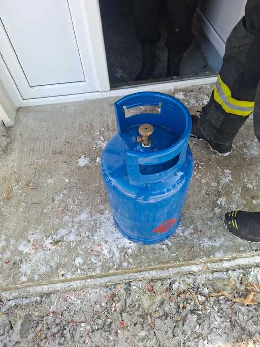 Vâlcea - Doi bărbaţi au suferit arsuri după un incendiu izbucnit la o butelie care avea scăpări de gaze
