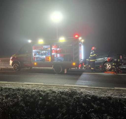 Arad: Un mort şi cinci răniţi în urma unui accident rutier în care au fost implicate patru maşini - FOTO
