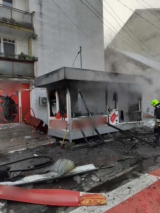 Cluj - Incendiu urmat de explozia unei butelii, la o plăcintărie din Gherla. Geamurile unor imbile din imediata apropiere s-au spart - FOTO