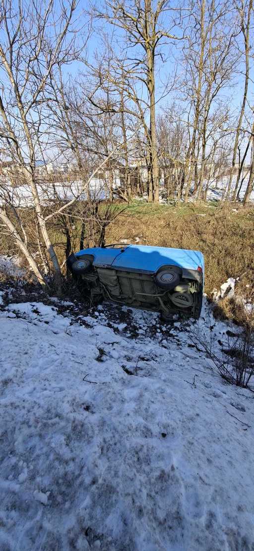 Timiş: Un bărbat a murit după ce s-a răsturnat cu maşina într-un canal - FOTO

