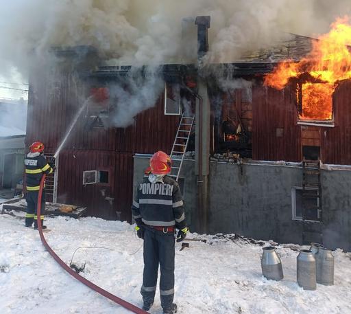 Suceava: Incendiu puternic la o casă din localitatea Şaru Dornei/ Există riscul ca flăcările să se extindă la alte construcţii FOTO