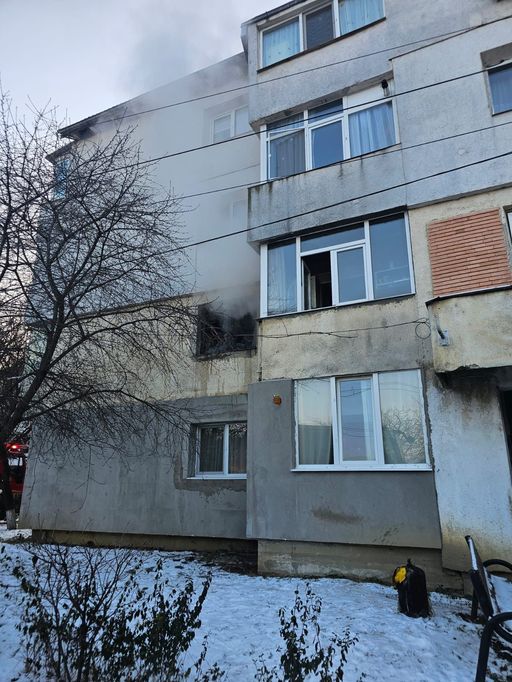 UPDATE - Iaşi: O femeie a murit şi doi bărbaţi au suferit arsuri, în urma unui incendiu izbucnit într-un apartament din Tomeşti/ Mai multe persoane, evacuate de pompieri