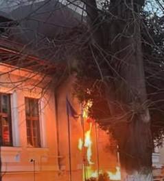 Incendiu la Liceul Economic din Târgu Jiu – A ars un tablou electric / Aproximativ trei sute de elevi au fost evacuaţi