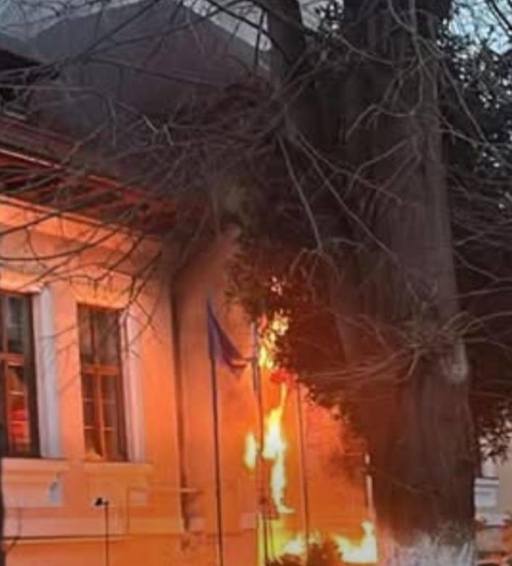 Incendiu la Liceul Economic din Târgu Jiu – A ars un tablou electric / Aproximativ trei sute de elevi au fost evacuaţi