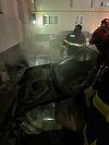 Cluj - Un incendiu a afectat trei autoturisme pe o stradă din municipiul Turda. Focul s-a extins şi la izolaţia unui bloc - FOTO

