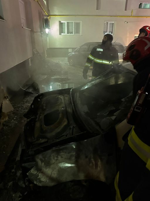 Cluj - Un incendiu a afectat trei autoturisme pe o stradă din municipiul Turda. Focul s-a extins şi la izolaţia unui bloc - FOTO
