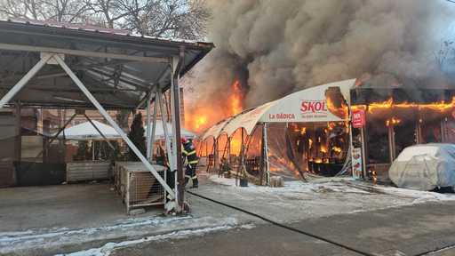 Pompierii intervin pentru stingerea unui incendiu produs la un restaurant din Craiova - FOTO

