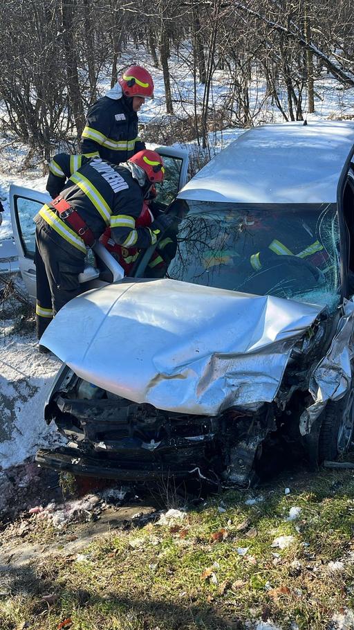 Dolj: Trei persoane, rănite după ce două maşini s-au ciocnit pe DN 79/ A fost solicitată intervenţia elicopterului SMURD - FOTO, VIDEO