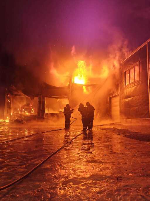 Neamţ: Incendiu puternic la un service auto din Roman/ Focul s-a extins la un garaj şi a afectat şi trei maşini aflate în apropiere/ Pompierii au reuşit să stingă focul după patru ore