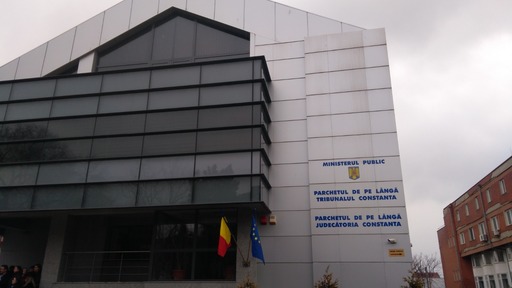 Constanţa: Tânărul care şi-a omorât mama a înjunghiat-o cu 40 de lovituri de cuţit/ El s-ar fi înfuriat pentru că femeia îi reproşase că bea prea mult/ De altfel, el era beat când a atacat-o pe femeie, ea fiind întinsă în pat, pe întuneric 