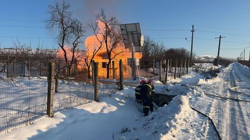 UPDATE - Mureş: Incendiu la o staţie de reglare-măsurare a gazelor naturale/ O persoană cu arsuri, transportată la spital/ A fost oprită alimentarea cu gaz a staţiei