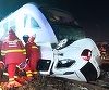 UPDATE - Maşină lovită de tren în Chiajna / Un bărbat de aproximativ 30 de ani, scos inconştient / Călătorii au coborât din tren / Precizările CFR / Maşina a fost trasă de pe şine - FOTO