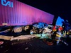 UPDATE - Accident între un ansamblu auto şi un autoturism, pe sensul Deva - Sibiu al A1. O persoană a murit  şi două, inclusiv o fetiţă de 6 ani, au fost rănite. Traficul a fost deviat - FOTO