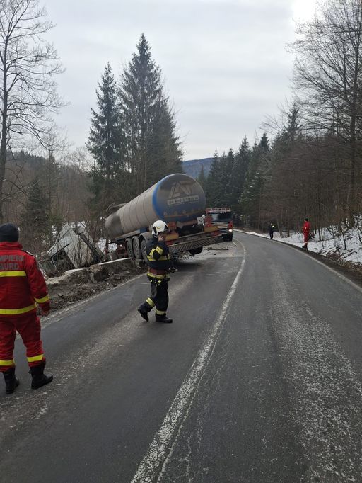 Prahova: Trafic restricţionat pe DN 1A, după ce o cisternă a derapat, blocând un sens de mers. Vehiculul nu avea încărcătură