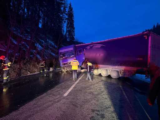 Suceava: Trafic blocat pe DN 17, după ce un TIR a rămas blocat de-a latul şoselei