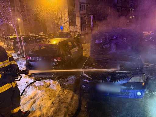 Intervenţie pentru stingerea unui incendiu care a afectat mai multe autoturisme pe strada Bucegi din municipiul Cluj-Napoca  / Un bărbat a suferit arsuri - FOTO
