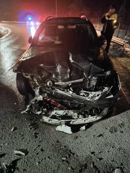 Neamţ: Cinci persoane, cu vârste între 15 şi 82 de ani, rănite după ce o maşină a intrat pe sensul opus şi a lovit un autoturism - FOTO
