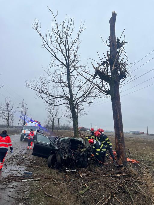 Buzău: Un bărbat a murit după ce autoturismul pe care îl conducea s-a izbit de un copac de pe marginea drumului