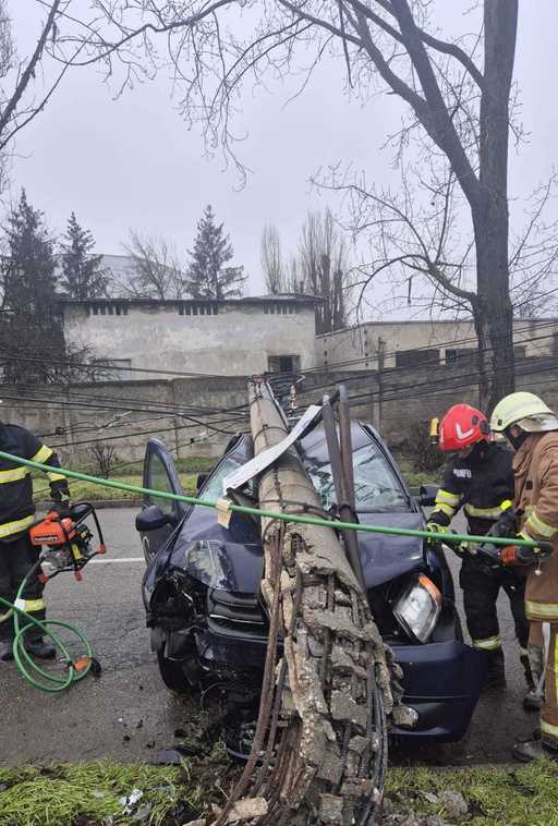 Ploieşti: Un şofer a rupt cu maşina un stâlp de electricitate care a căzut pe autovehicul. Şoferul a scăpat cu viaţă, însă e rănit