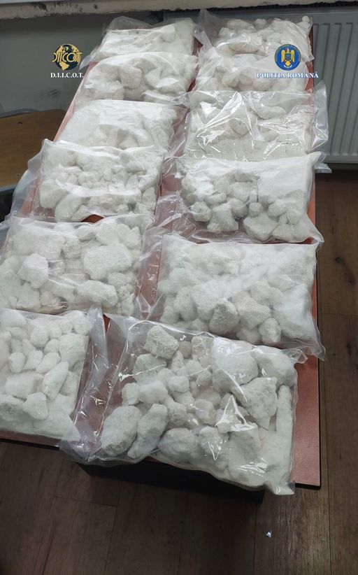 Cetăţean olandez prins în flagrant cu 12 kilograme din aşa-numitul ”drog zombie”, reţinut / Bărbatul se afla într-un taxi, în Bucureşti, cu două trolere pline cu substanţă